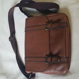 Vintage Fossil leather crossbody with adjustable strap, Clean.